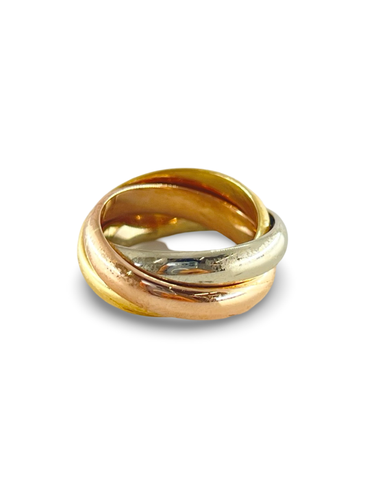 La Bague Trinity de Cartier est un bijou emblématique alliant élégance et raffinement. Composée de trois anneaux entrelacés en or jaune, blanc et rose, cette bague symbolise l’amour, l’amitié et la fidélité. Que ce soit pour un cadeau ou pour sublimer votre style, la Bague Trinity de Cartier est un choix d’exception, associant prestige et savoir-faire artisanal. 